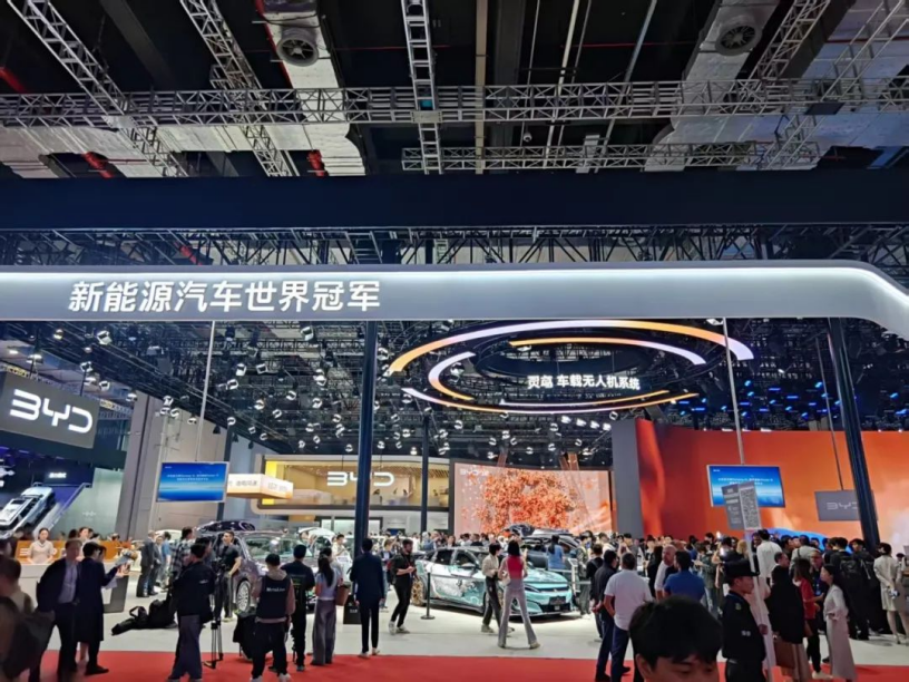 在上海車展的光輝下，是貿(mào)易戰(zhàn)下的全球汽車產(chǎn)業(yè)衰退